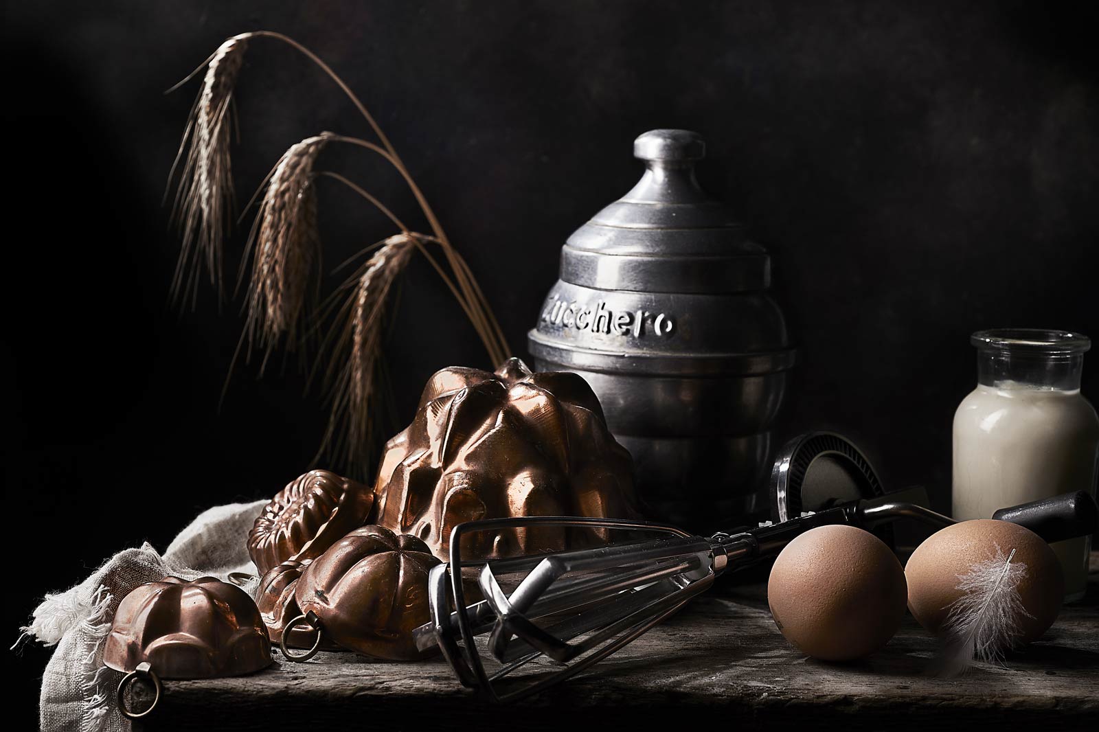 Still-Life pittorico uova latte e banco vecchia cunicna con stampini